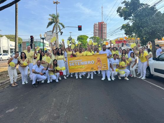 Com alunos e professores do Centro Educacional Adamantina